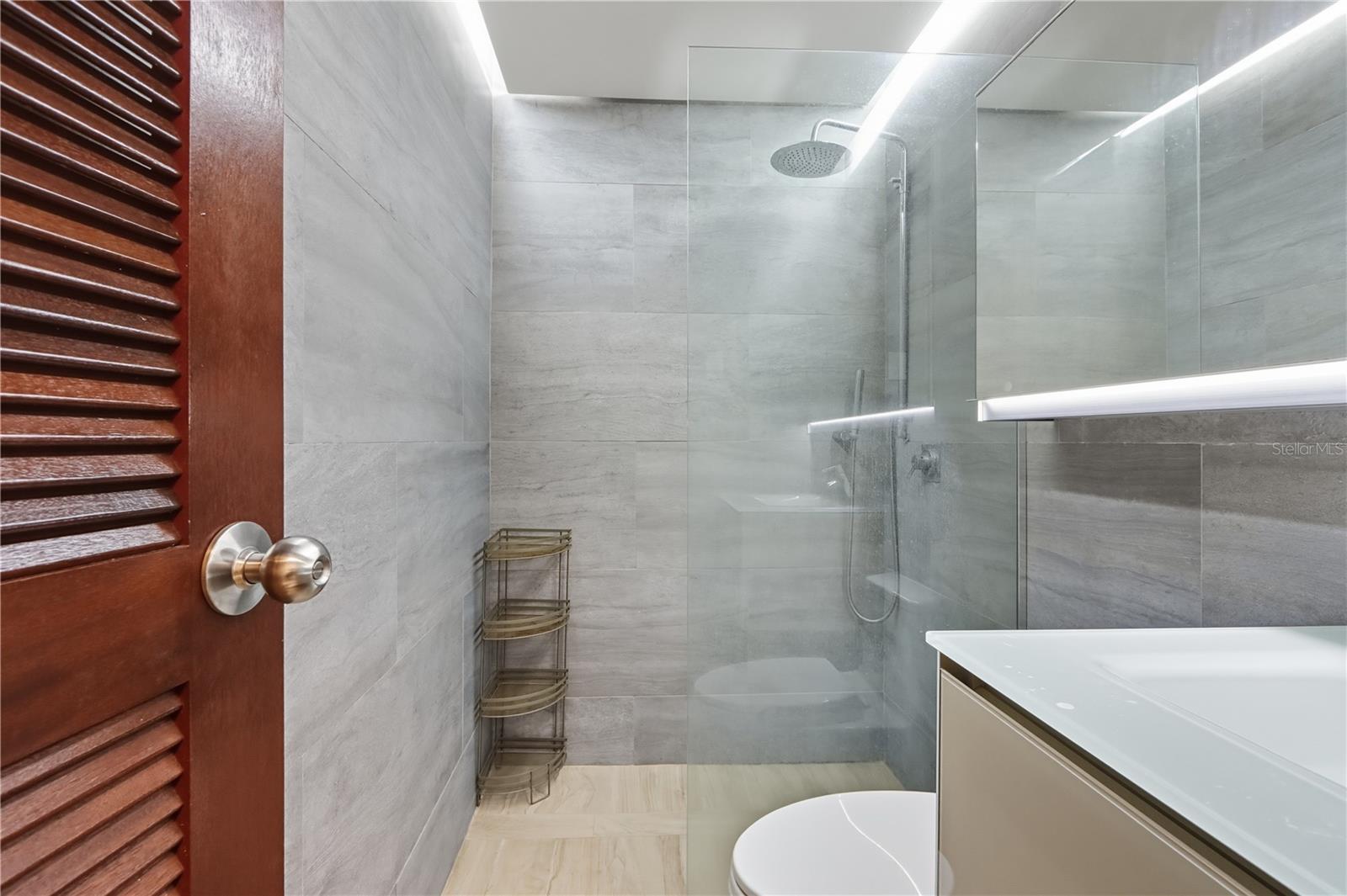 63 KINGS CT ##3A