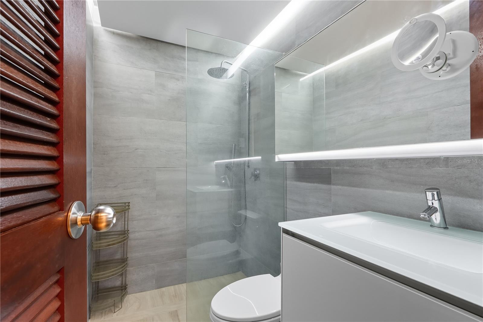 63 KINGS CT ##3A