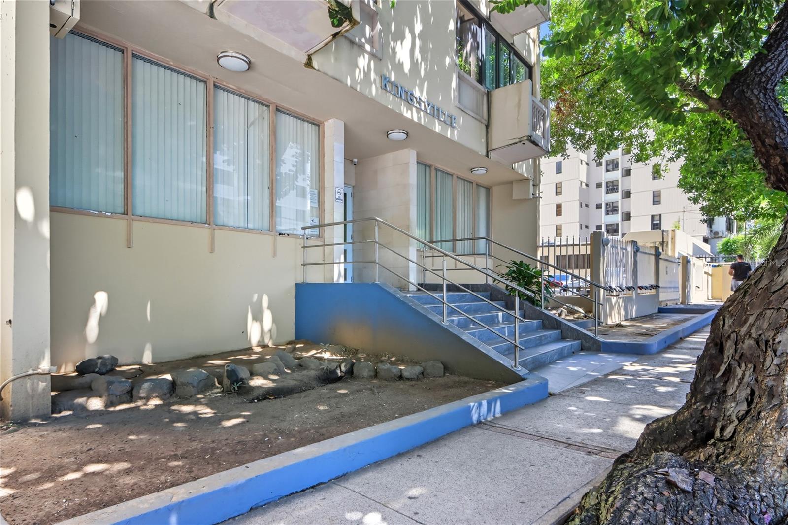 63 KINGS CT ##3A