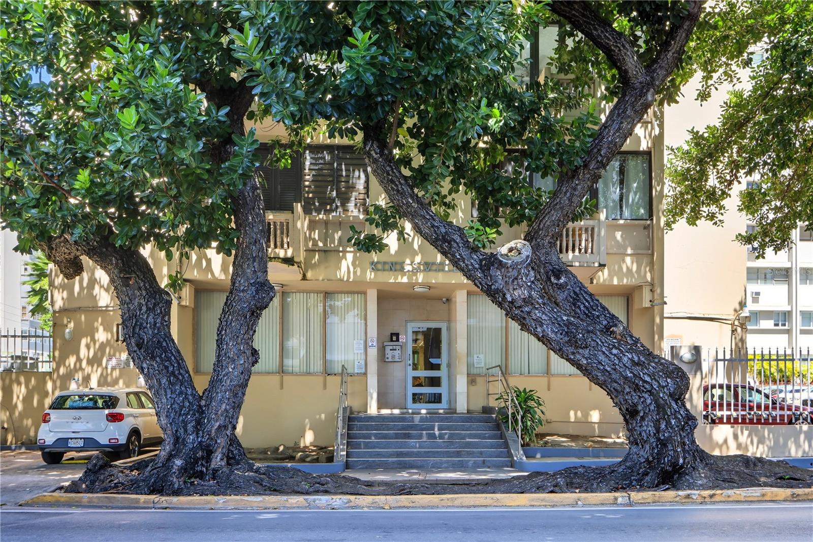 63 KINGS CT ##3A
