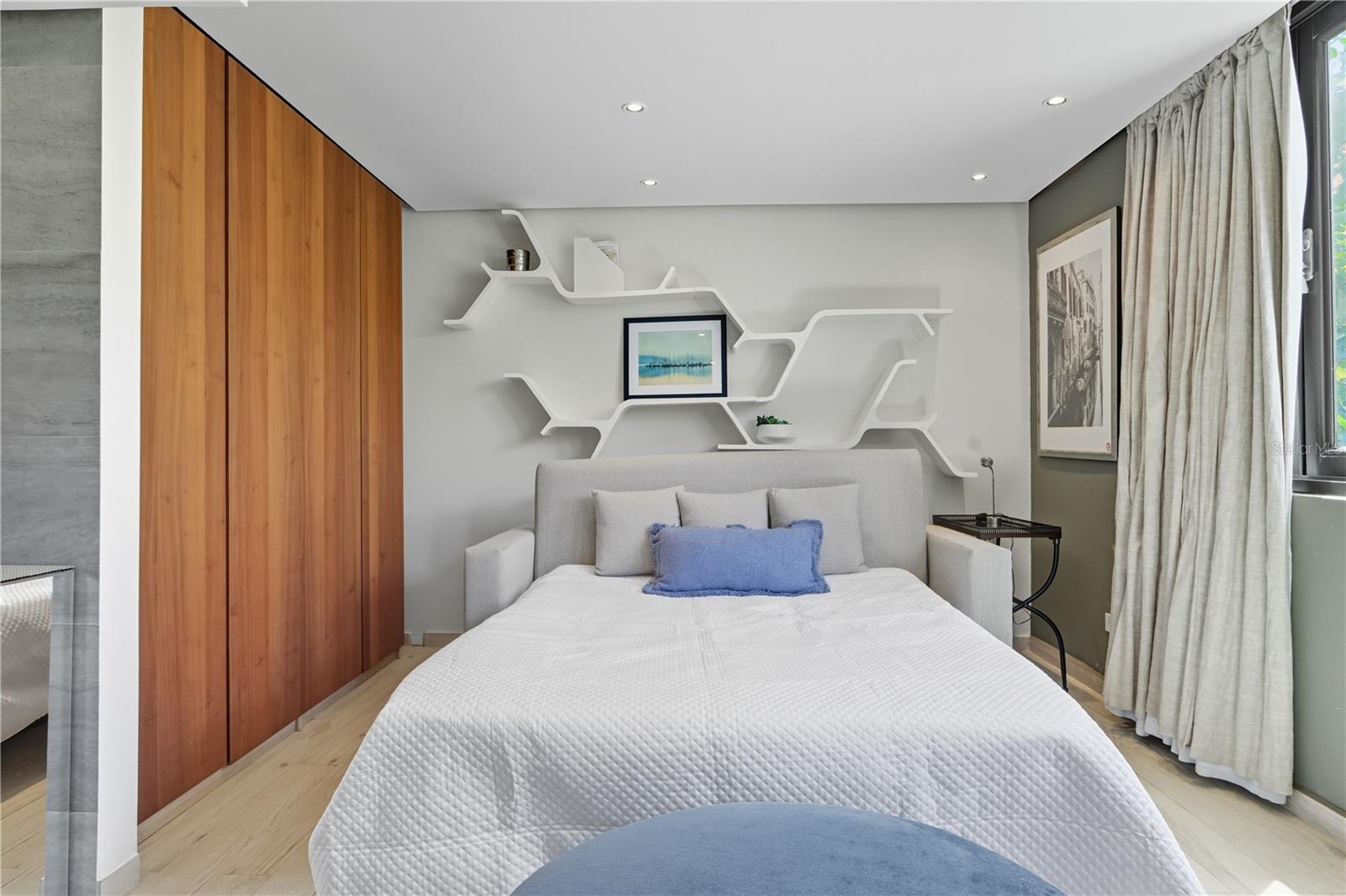 63 KINGS CT ##3A
