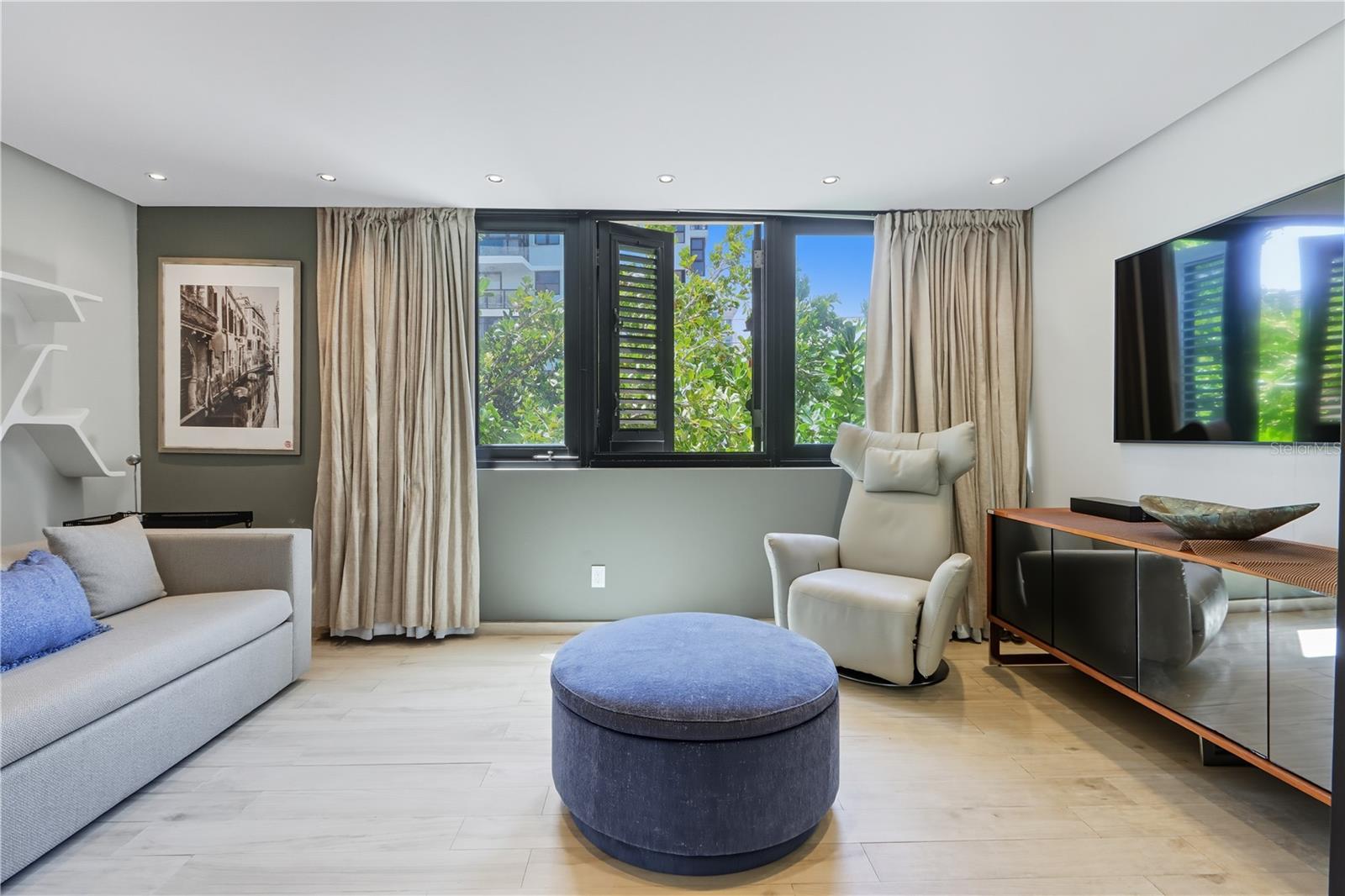 63 KINGS CT ##3A