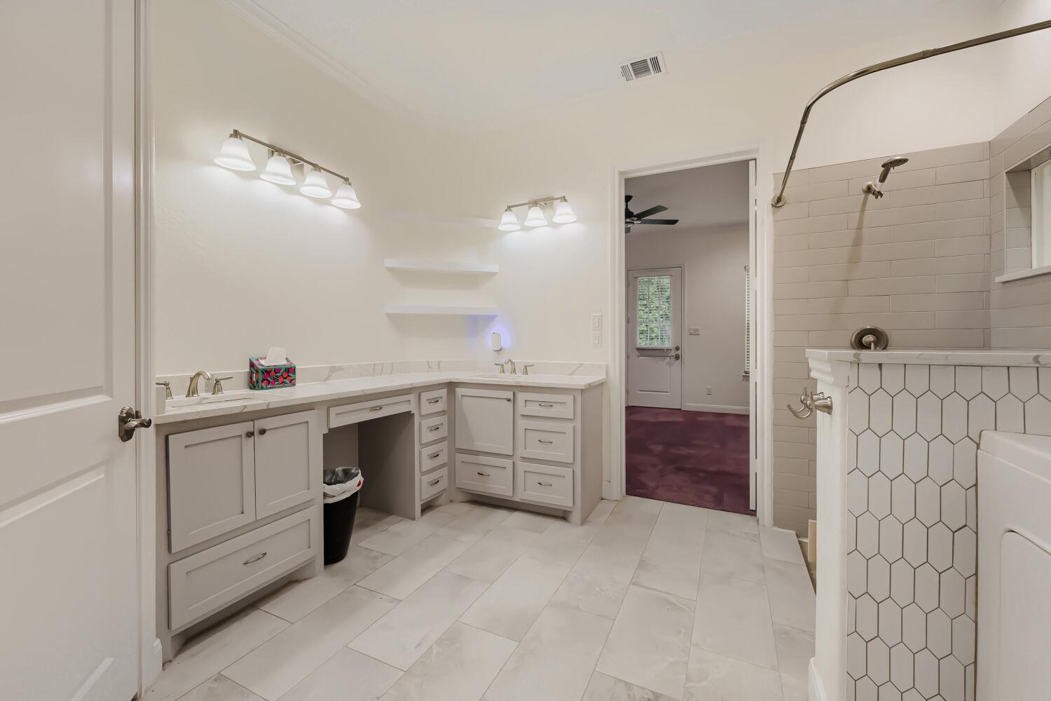 11715 Creek View LN