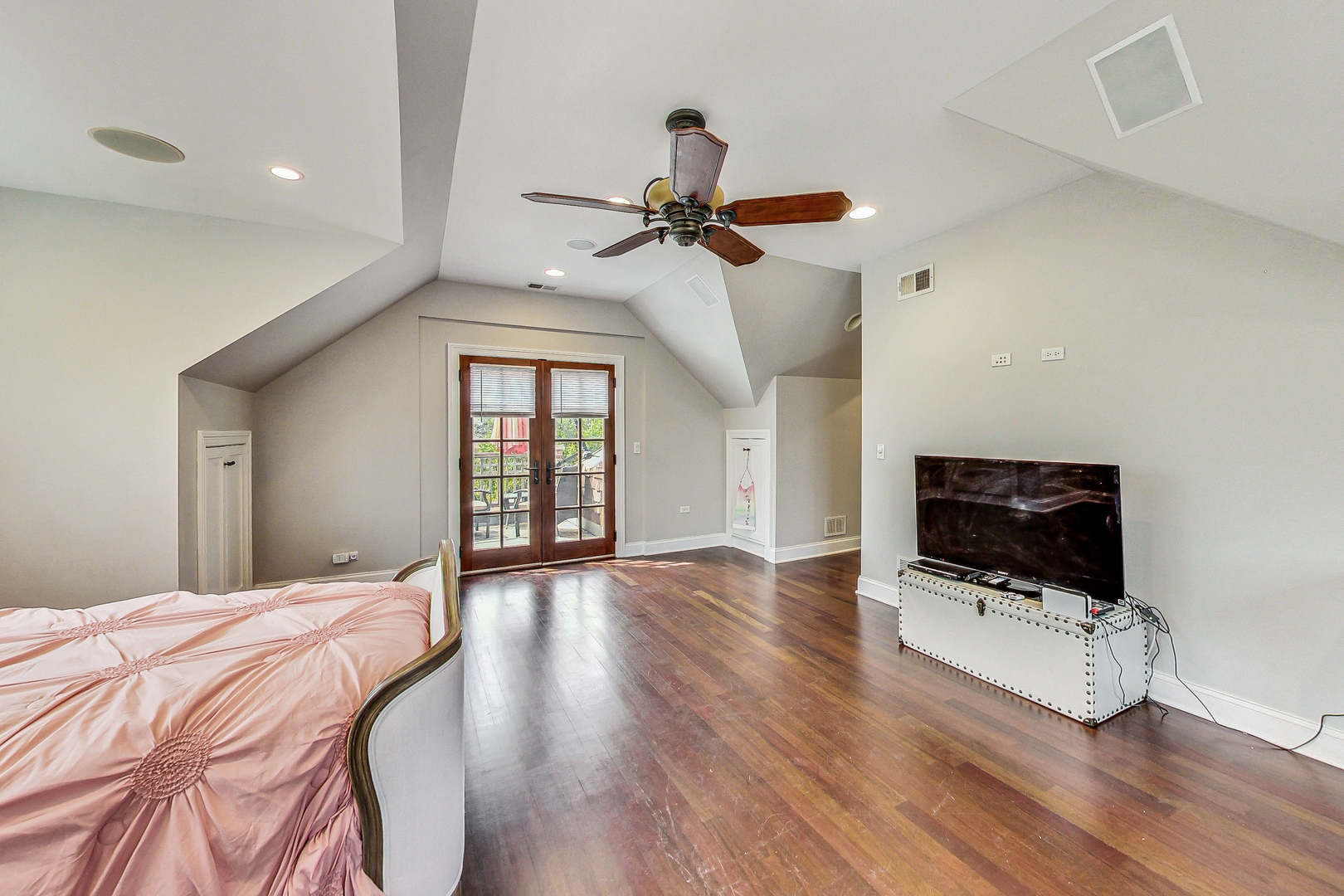 6654 N Kilbourn Avenue