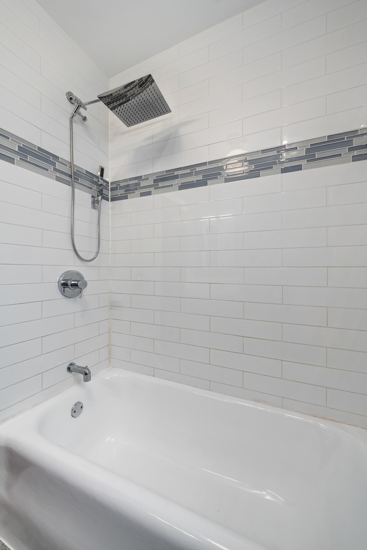 5823 N Rockwell Street Unit: 2