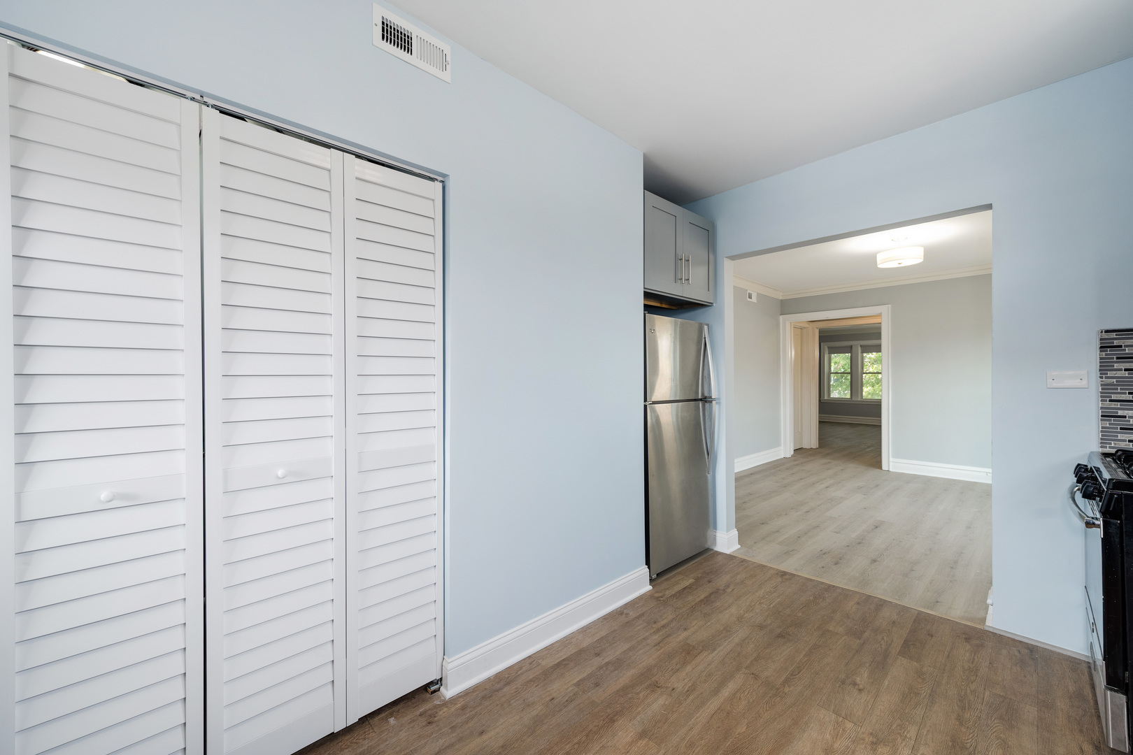 5823 N Rockwell Street Unit: 2