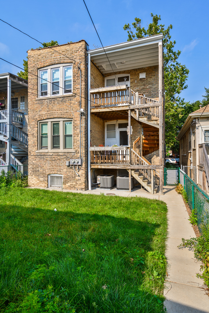 5823 N Rockwell Street Unit: 2