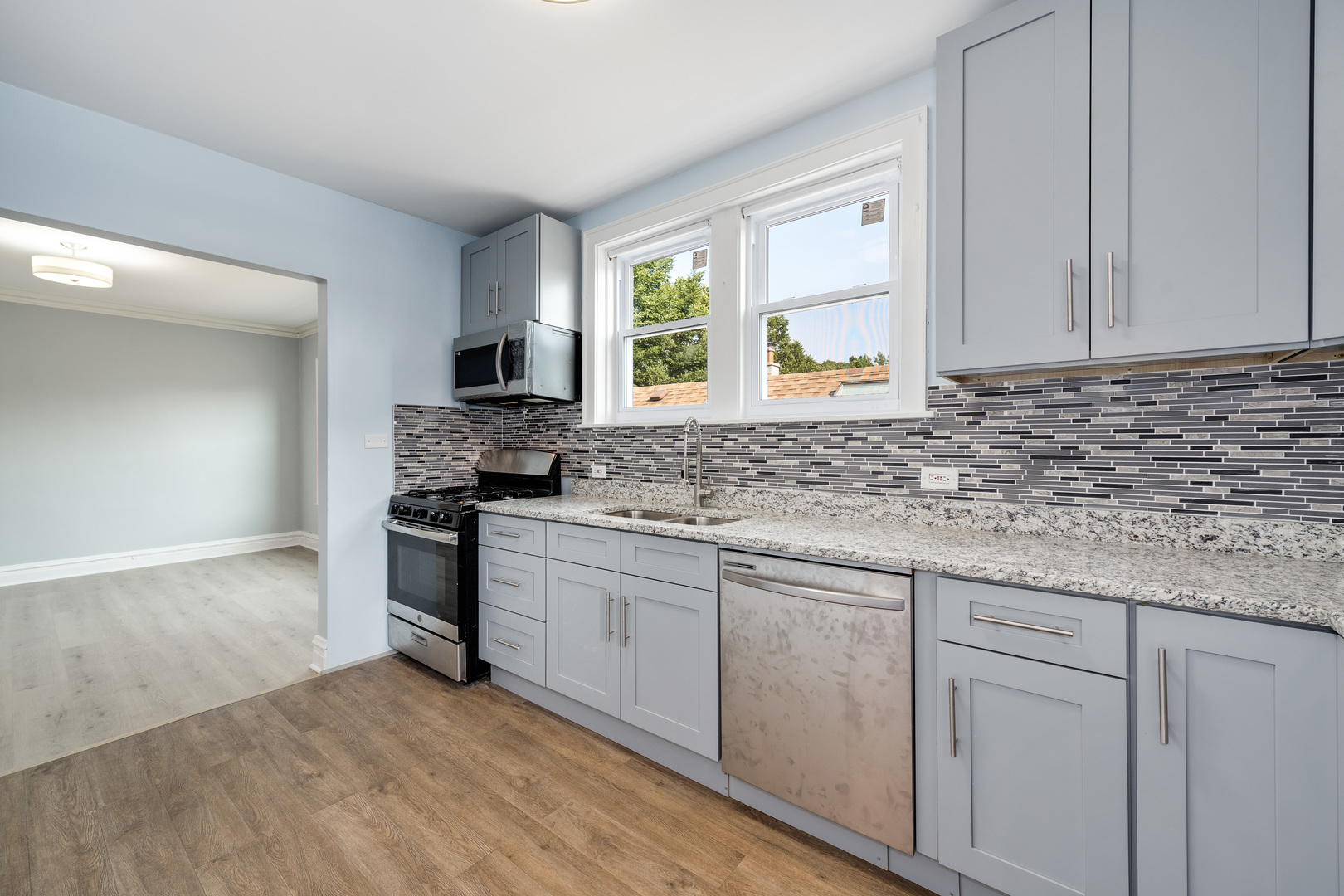 5823 N Rockwell Street Unit: 2