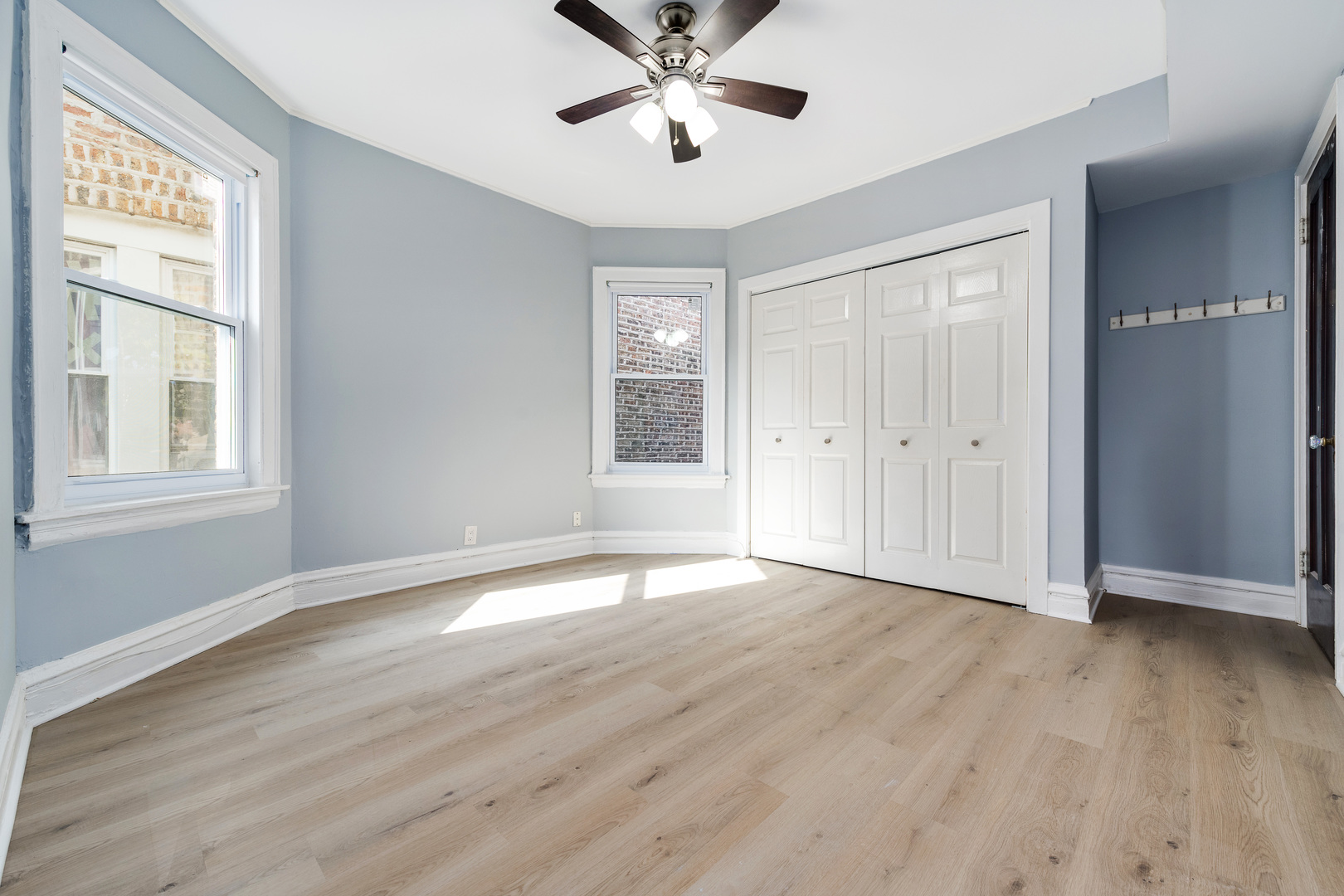 5823 N Rockwell Street Unit: 2