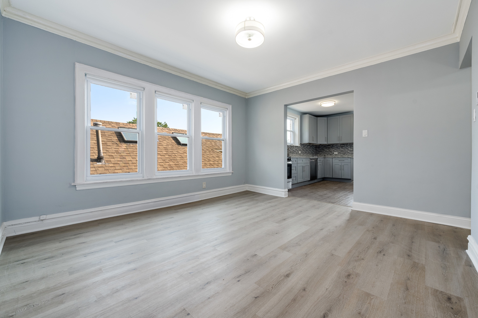 5823 N Rockwell Street Unit: 2