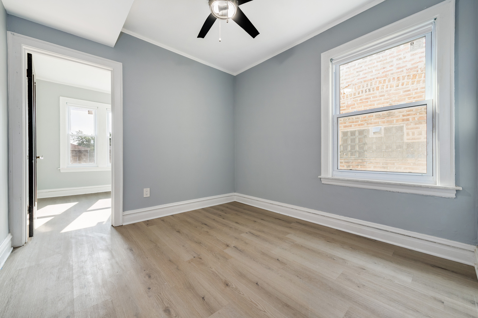 5823 N Rockwell Street Unit: 2