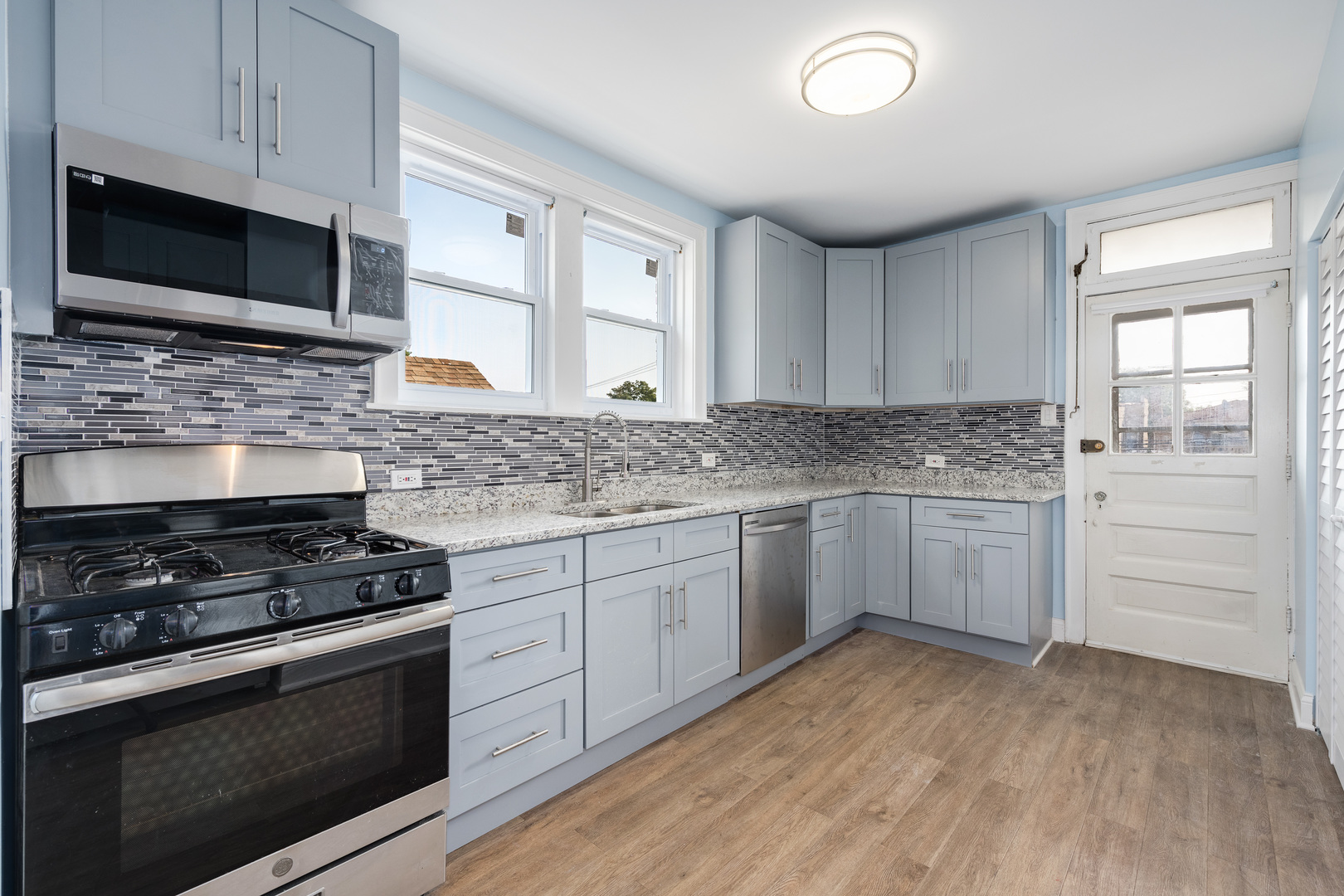 5823 N Rockwell Street Unit: 2