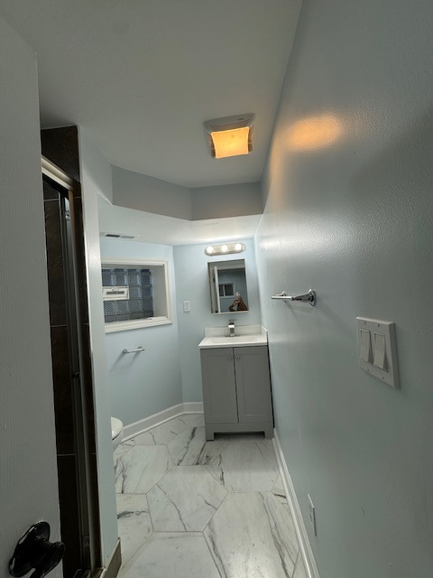 5823 N Rockwell Street Unit: G