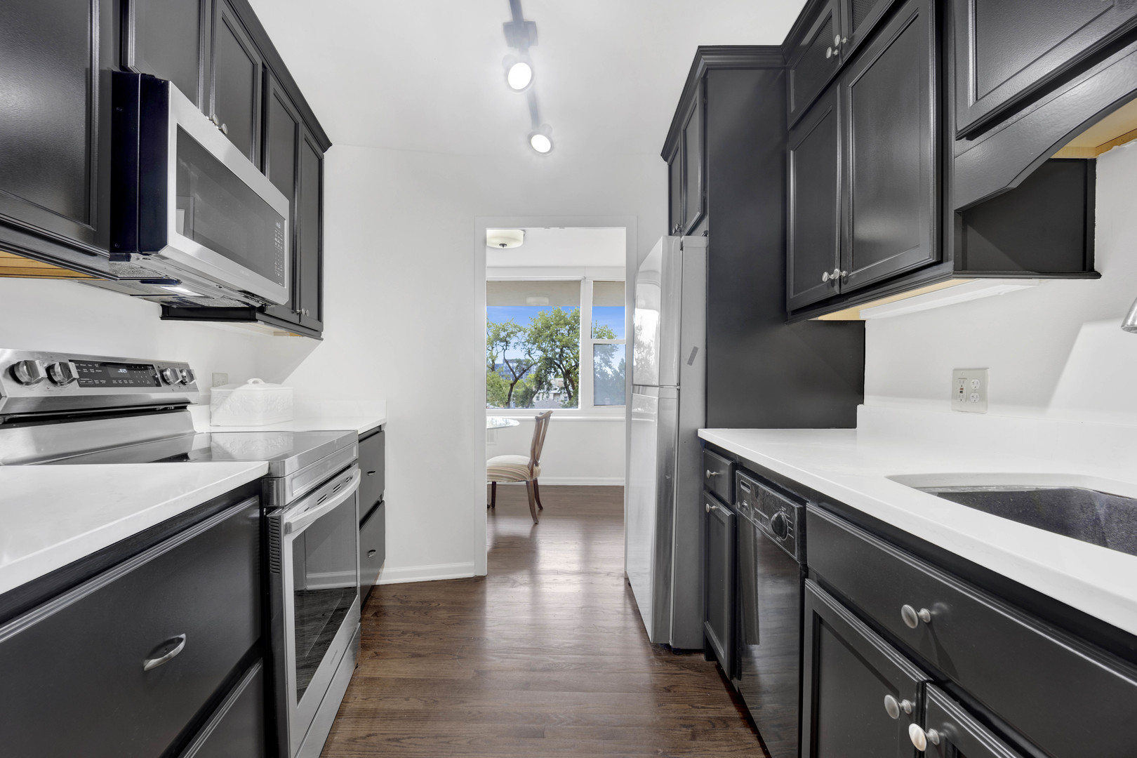 4250 N MARINE Drive Unit: 536