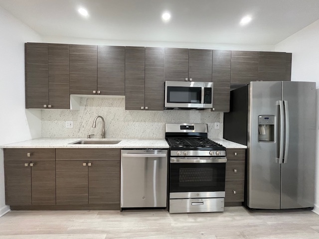 5618 N Artesian Avenue Unit: 2