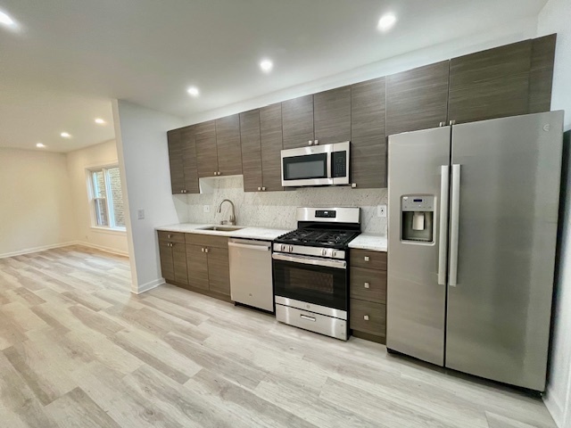 5618 N Artesian Avenue Unit: 2