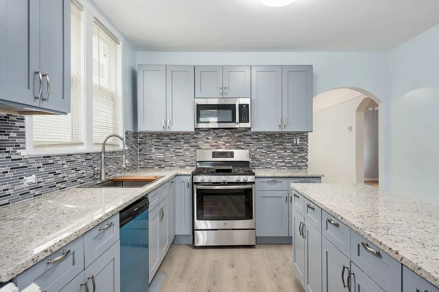 4249 N Francisco Avenue Unit: 2