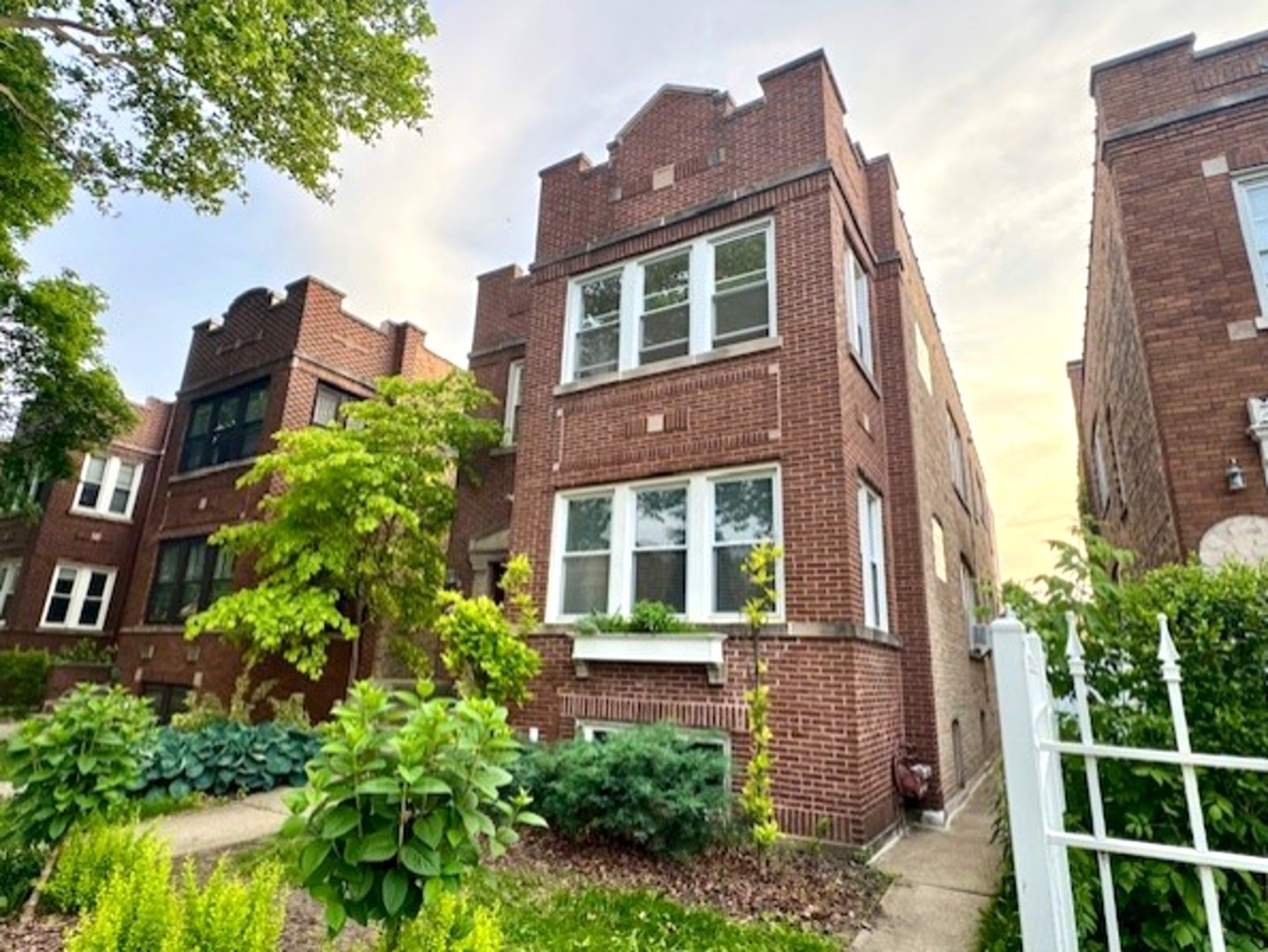 6724 N Campbell Avenue Unit: 2