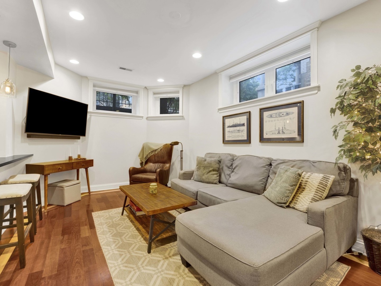 703 W Wellington Avenue Unit: G