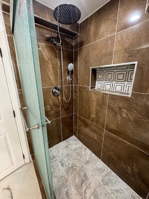 5823 N Rockwell Street Unit: G