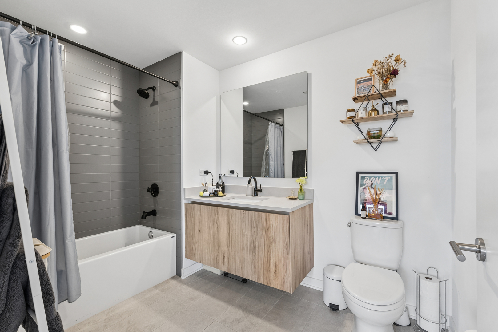 1648 W Division Street Unit: 307