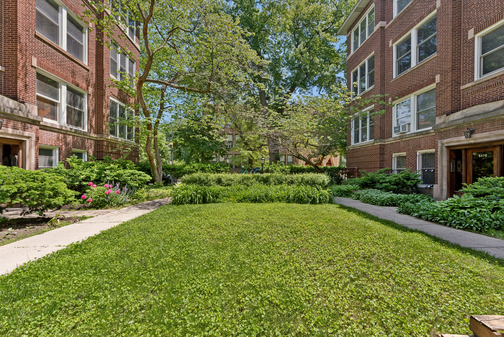5470 S Woodlawn Avenue Unit: 1W