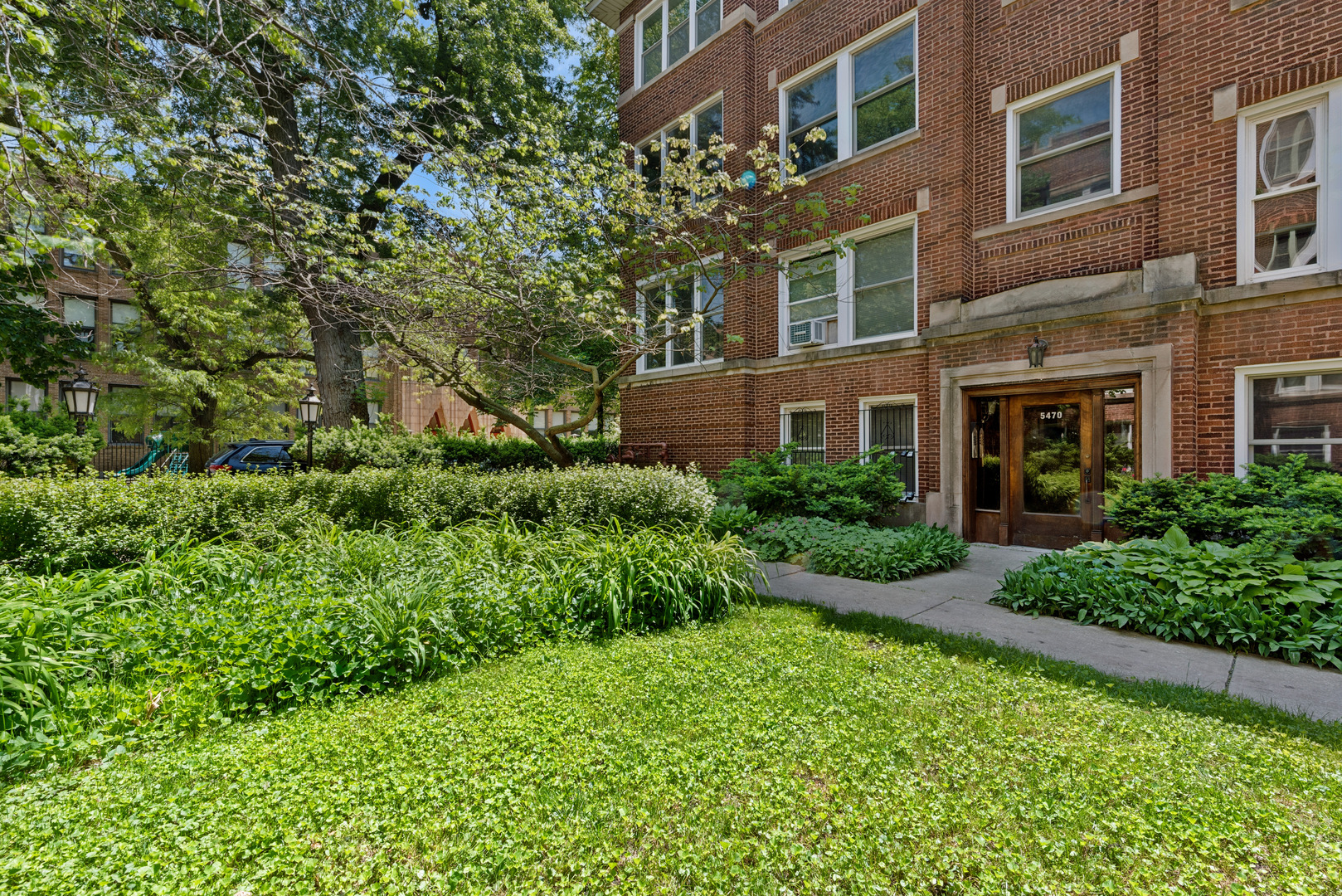 5470 S Woodlawn Avenue Unit: 1W