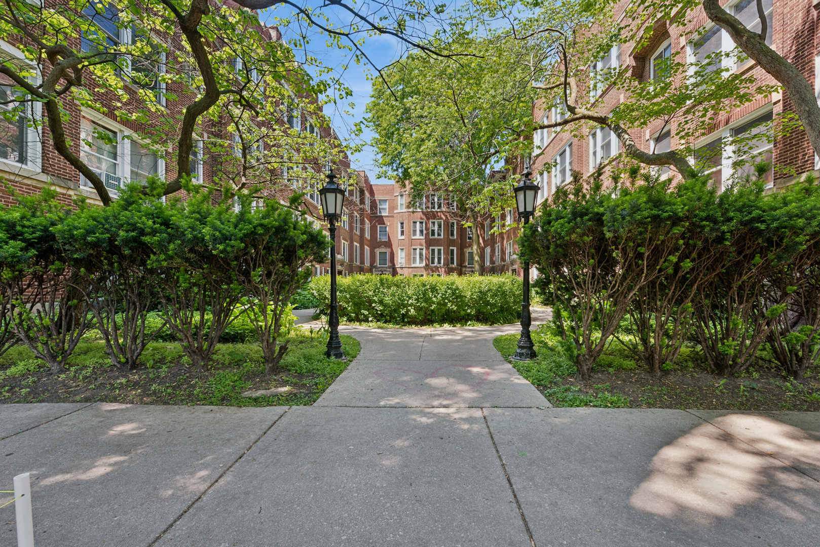 5470 S Woodlawn Avenue Unit: 1W