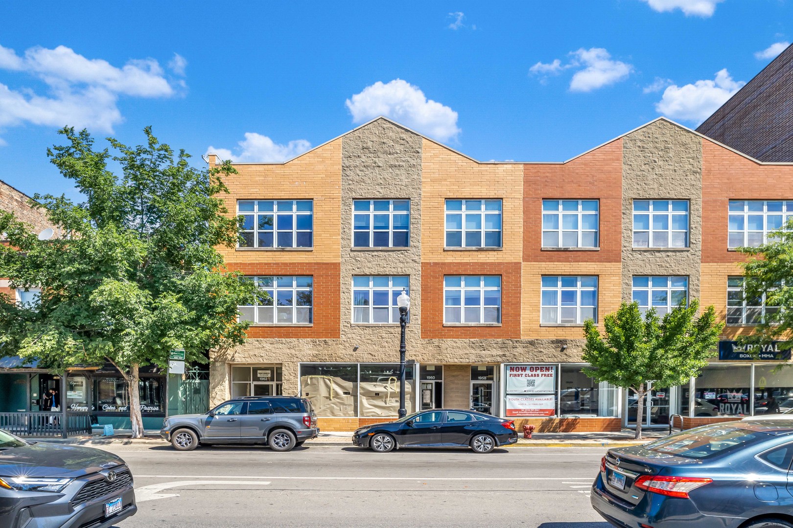 1962 W LAWRENCE Avenue Unit: 303