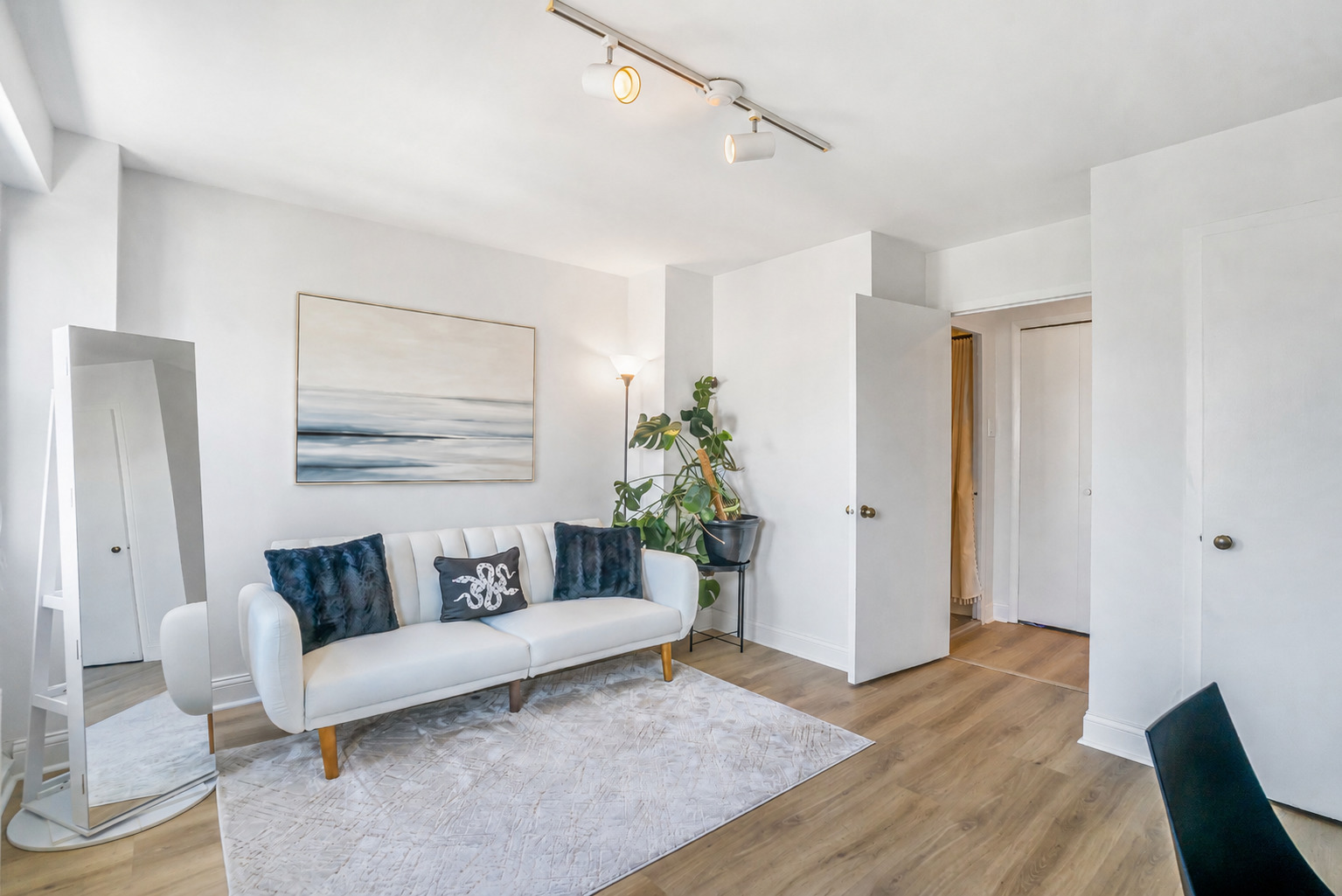 2909 N Sheridan Road Unit: 1702
