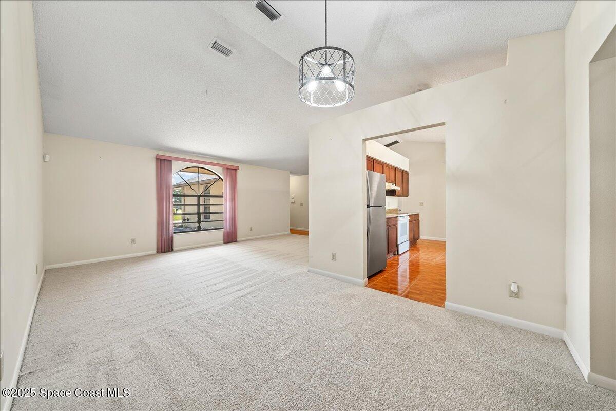 152 Donna Road NE