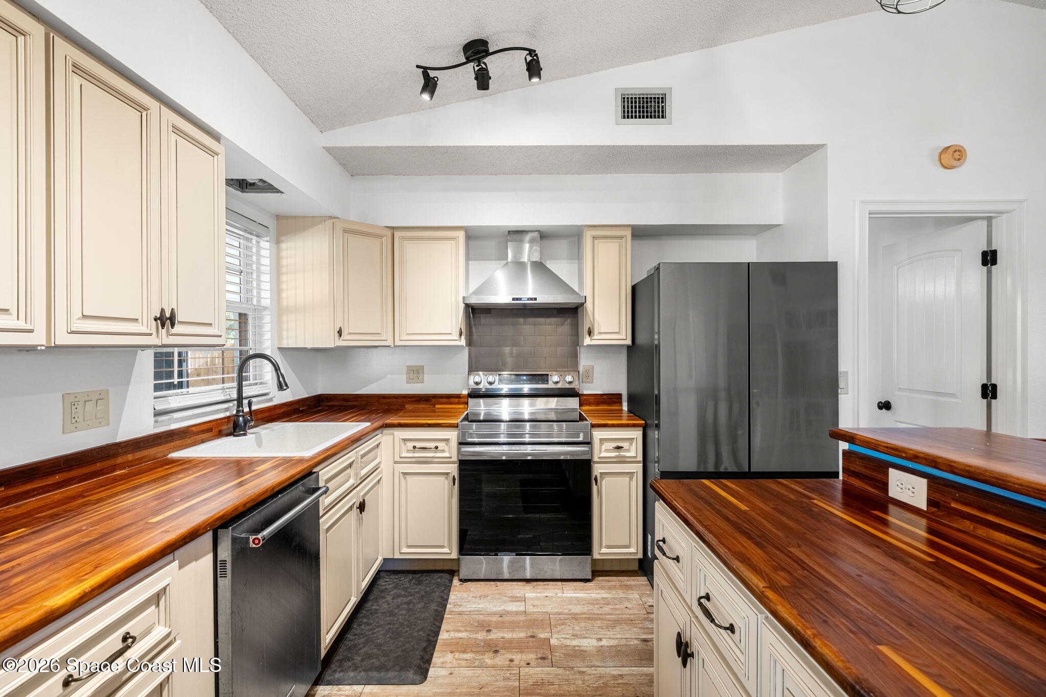 853 Lexington Street NE