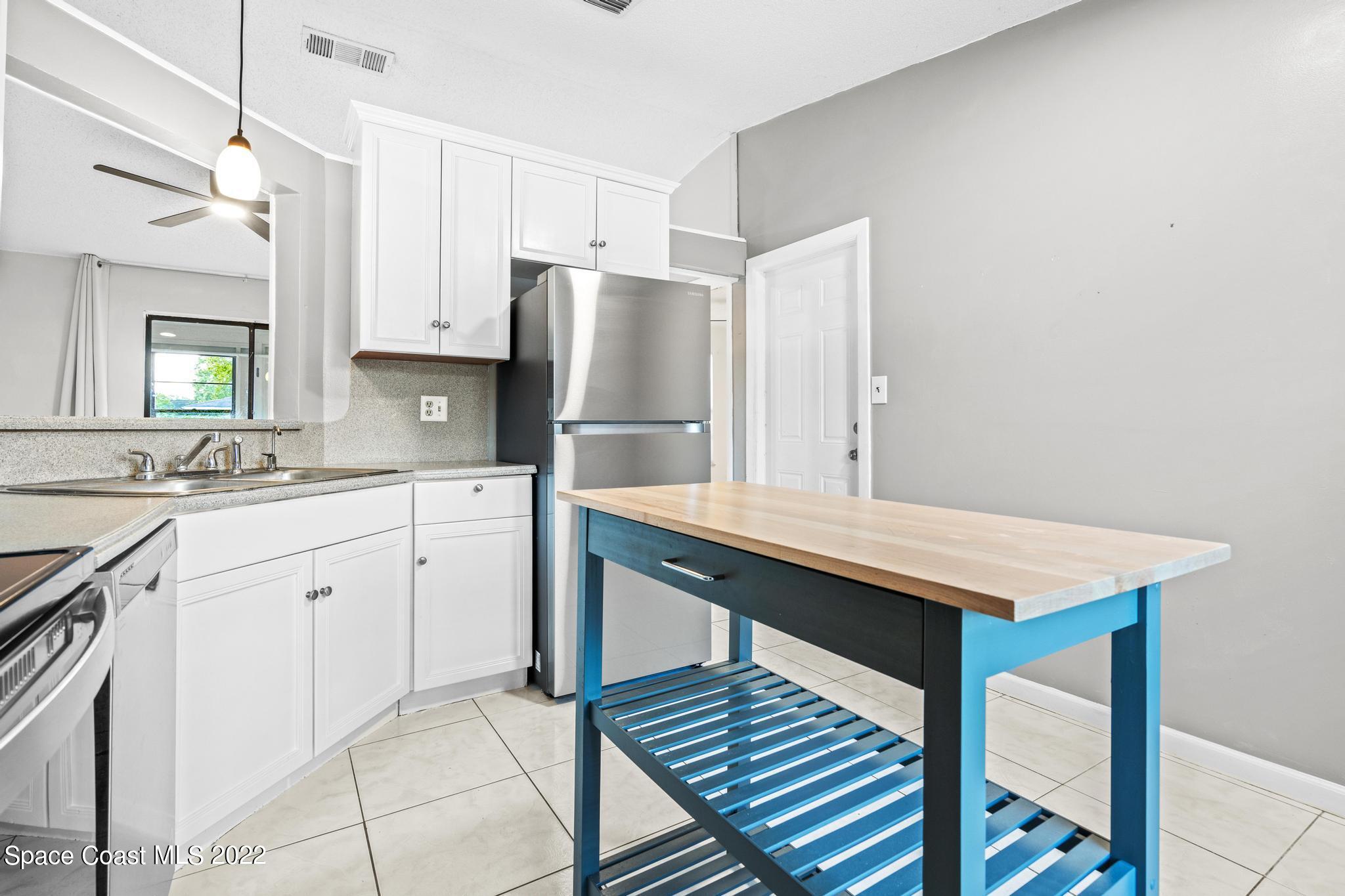 1050 Eldron Boulevard SE