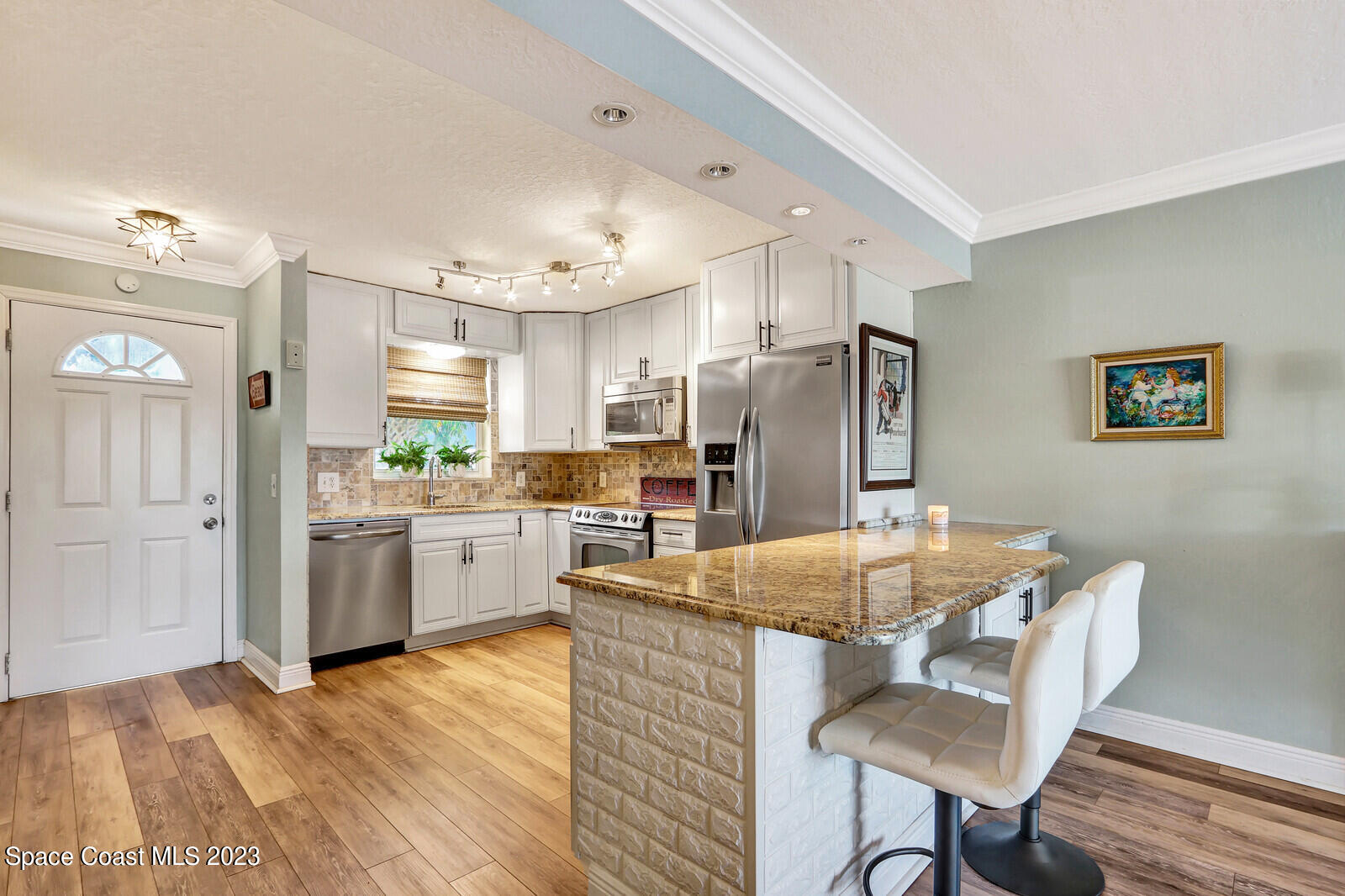 200 N El Mar Drive, 102