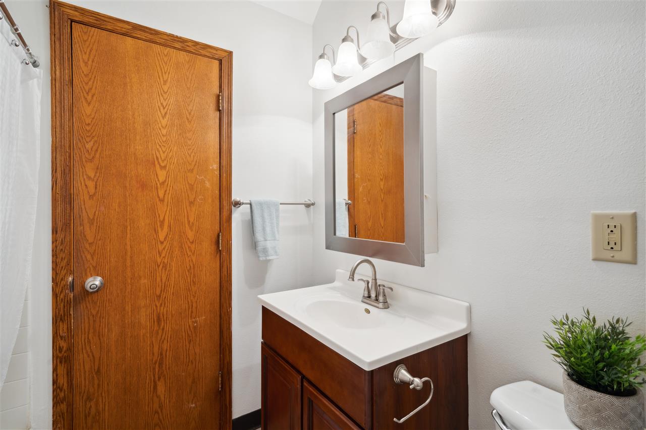 2015 F Ave NE
