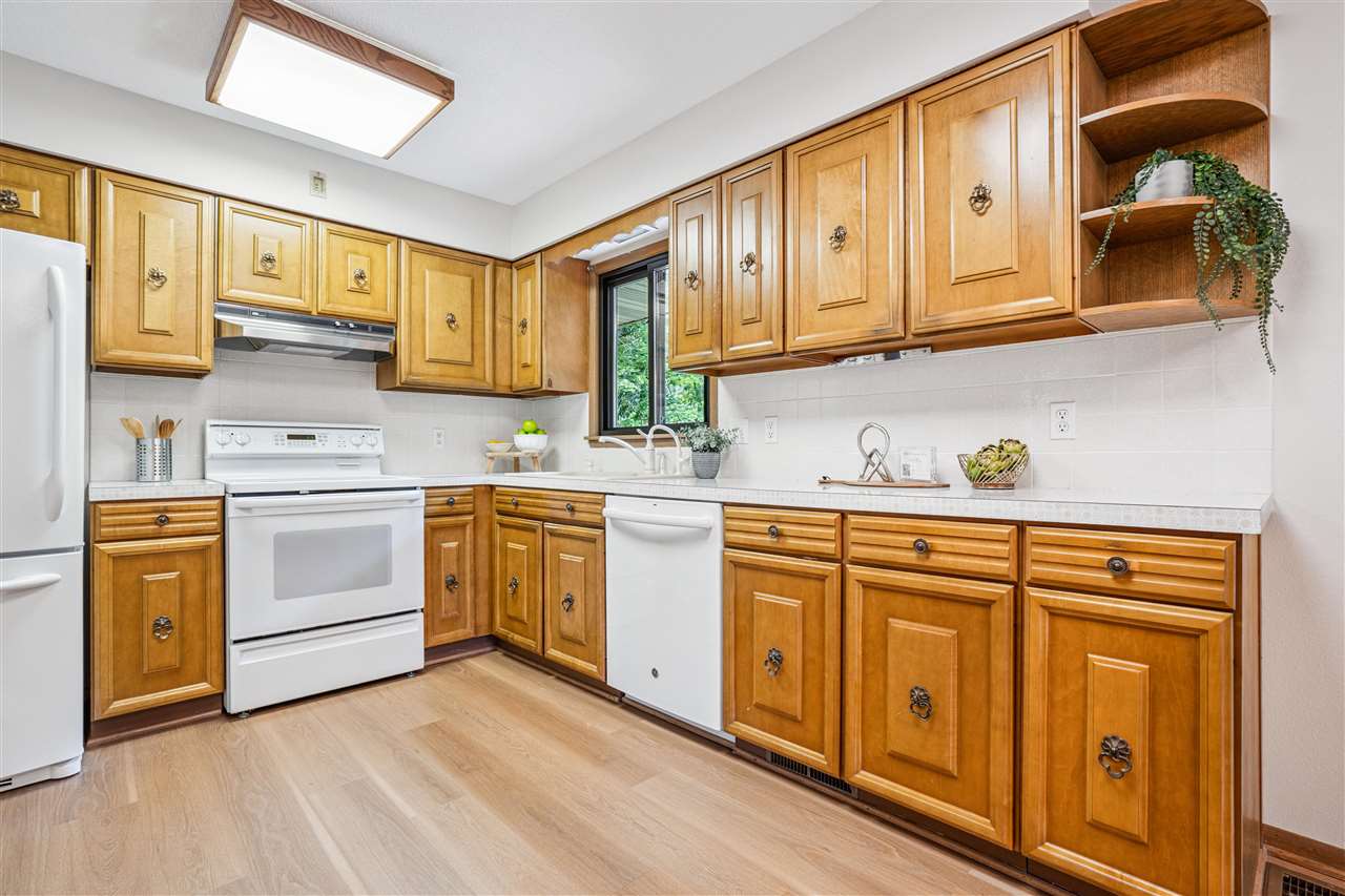 421 Pleasant View Dr. NE
