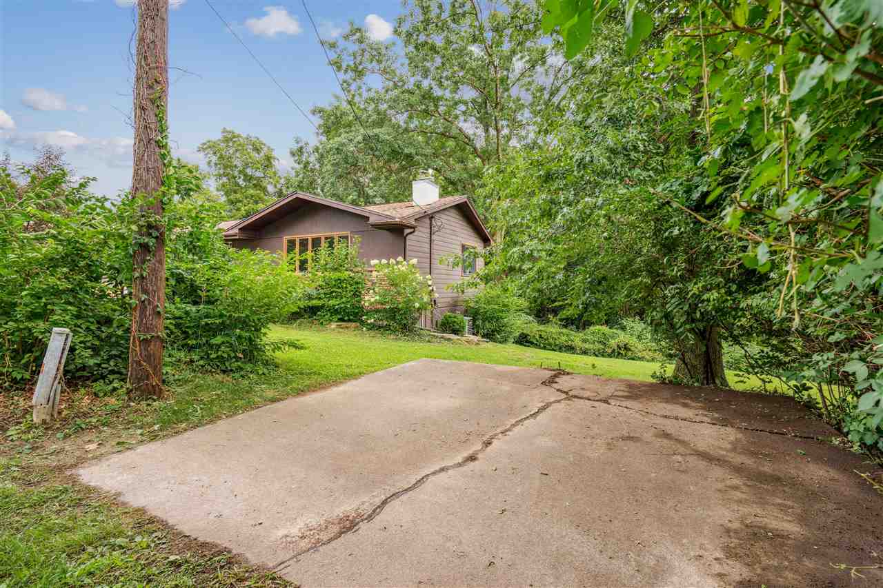 421 Pleasant View Dr. NE