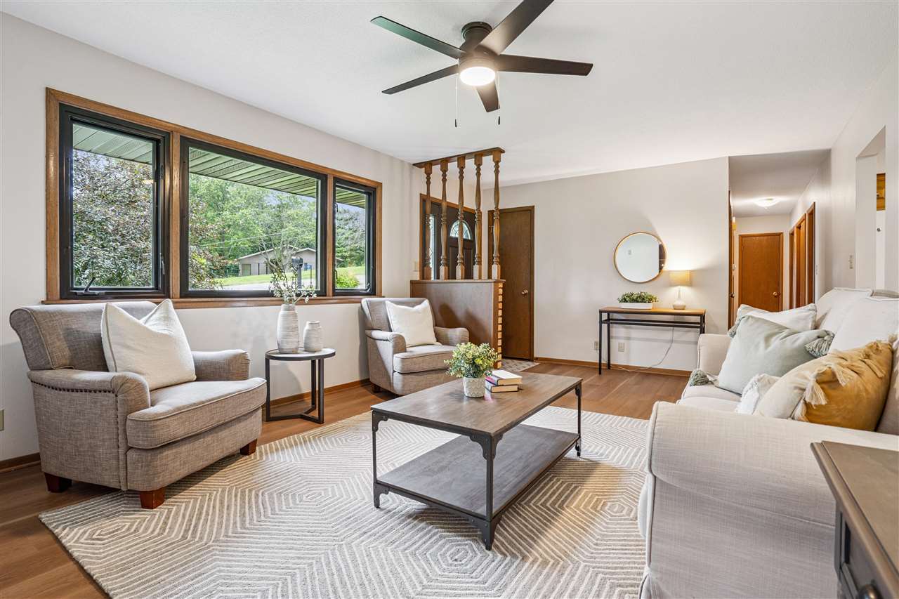 421 Pleasant View Dr. NE