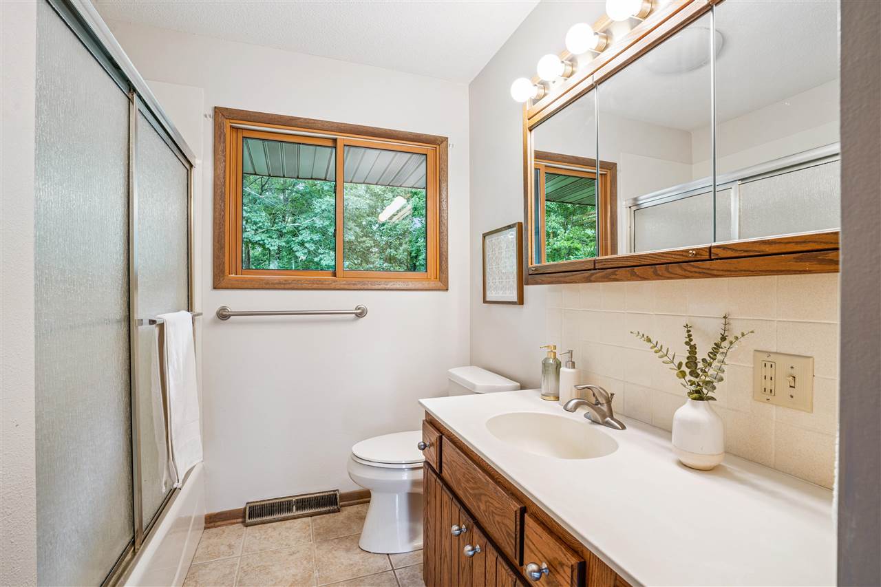 421 Pleasant View Dr. NE