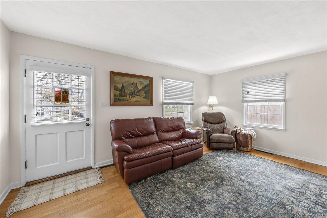 2253 Meadowbrook Dr SE