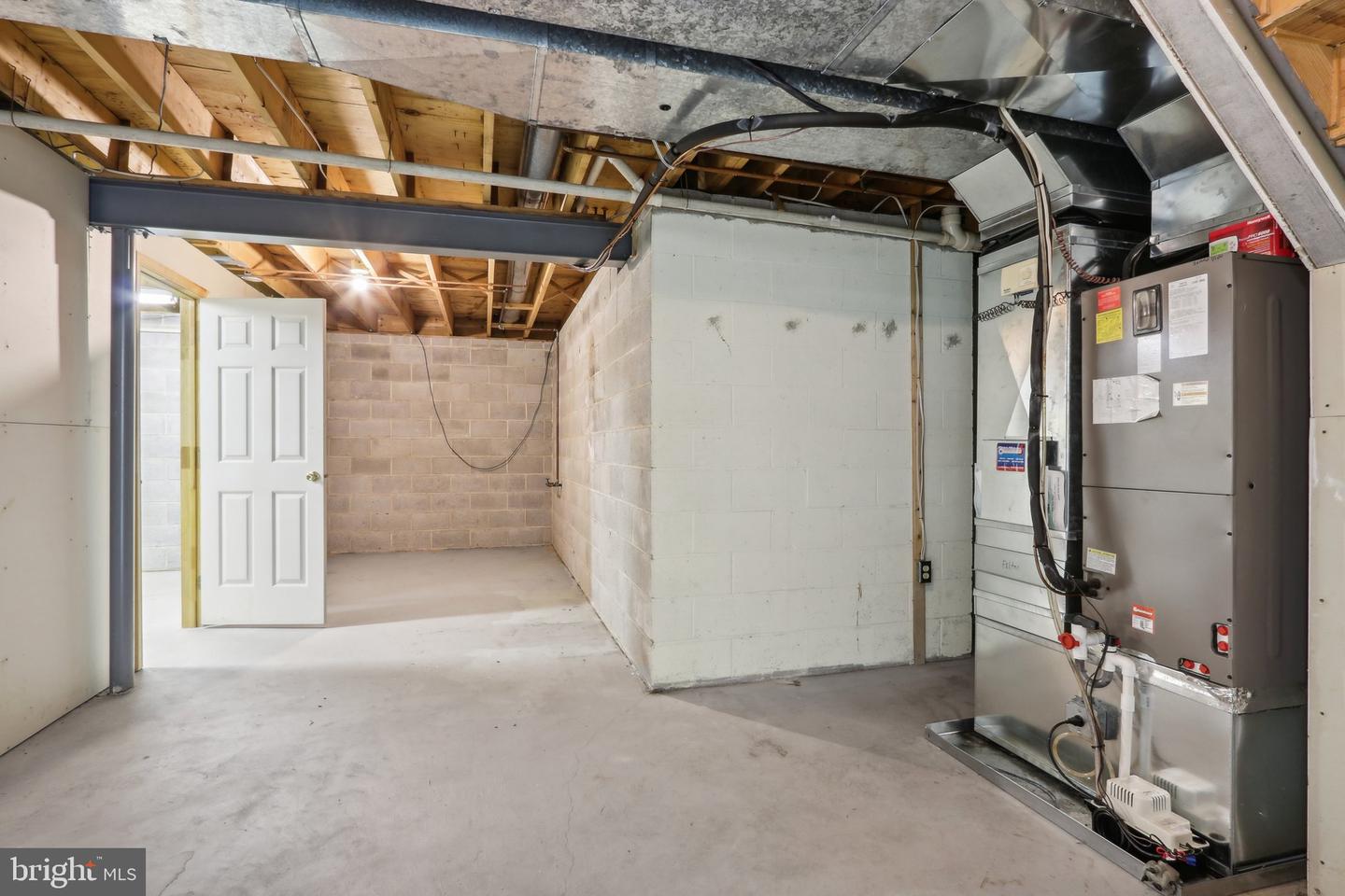 1002 Kennett Way