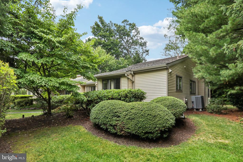 1002 Kennett Way