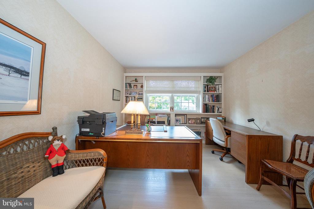 302 EARLES LANE