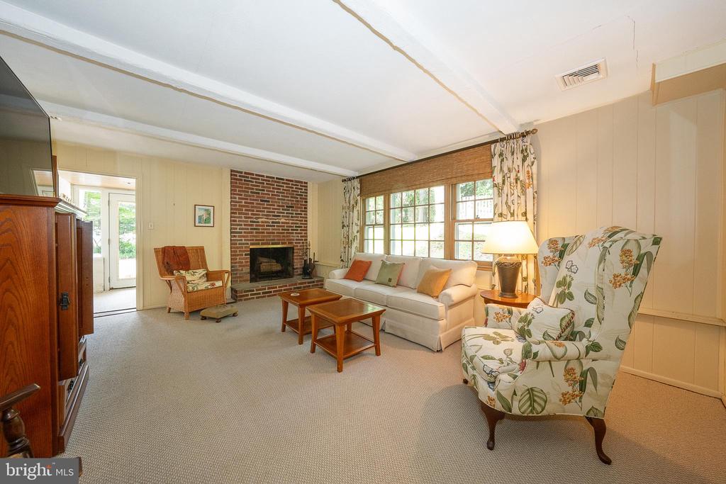 302 EARLES LANE