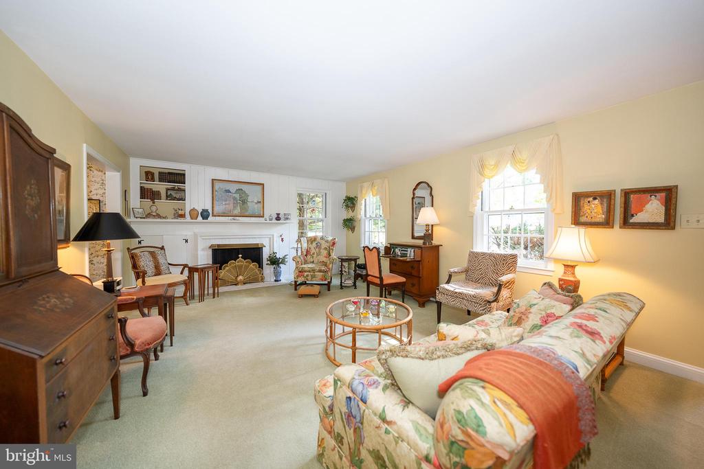 302 EARLES LANE