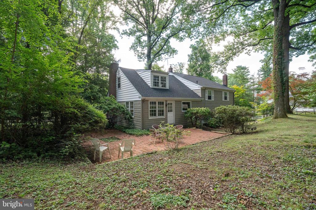 302 EARLES LANE