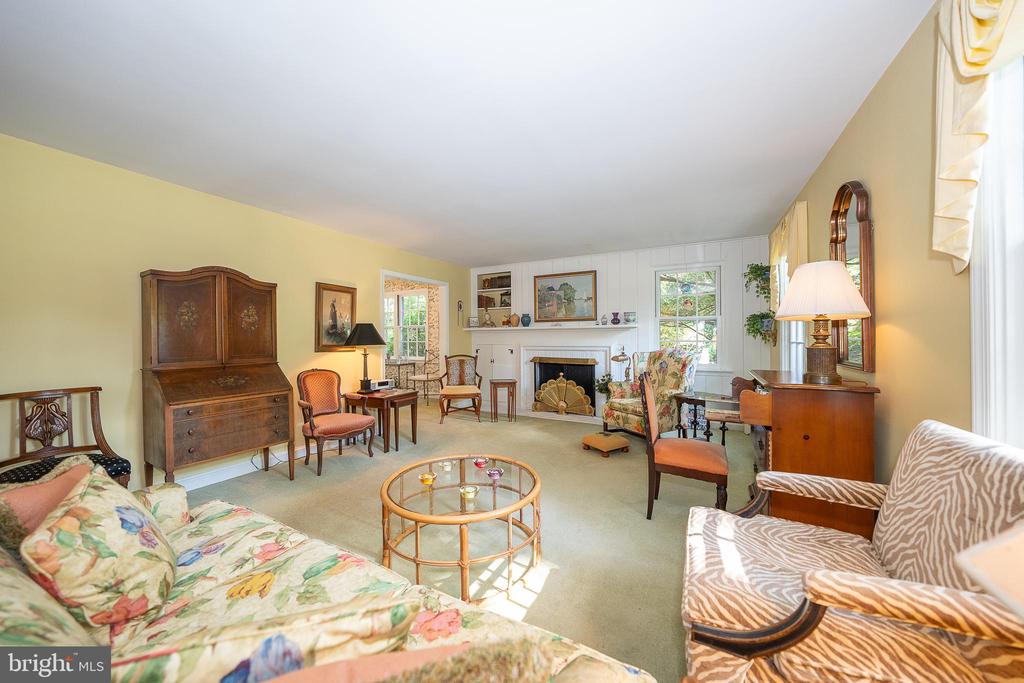 302 EARLES LANE