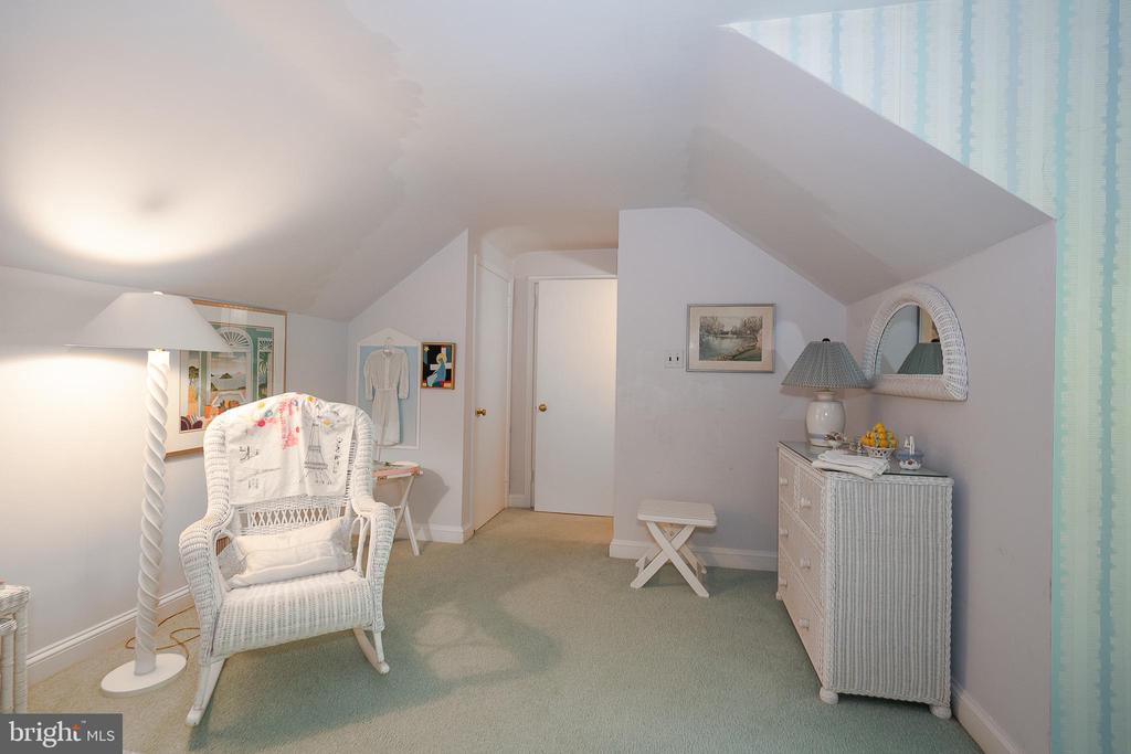 302 EARLES LANE