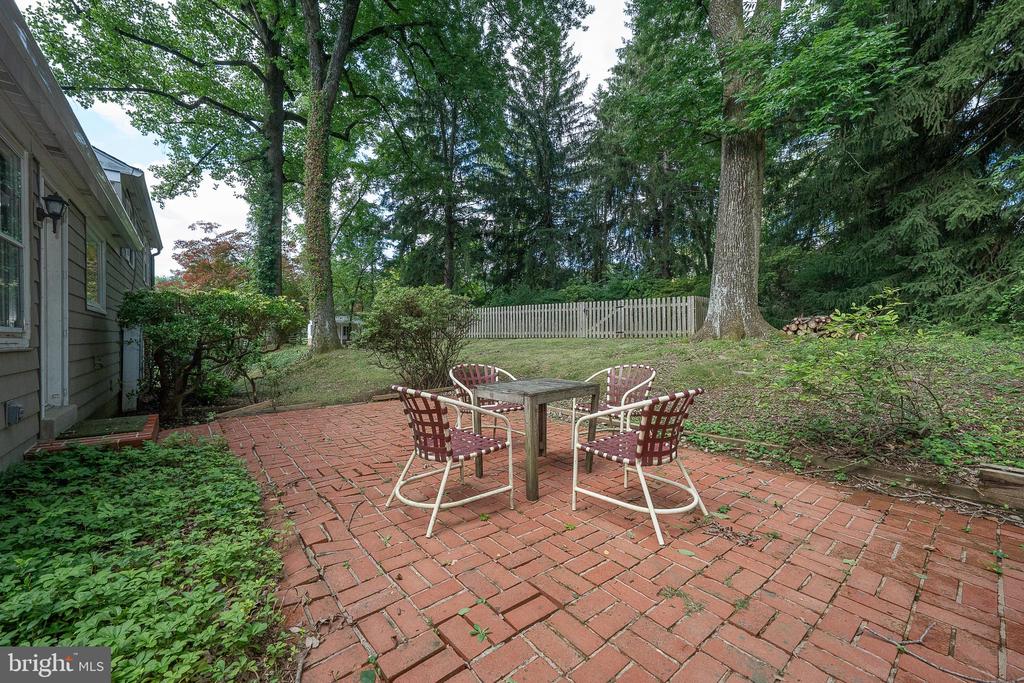302 EARLES LANE
