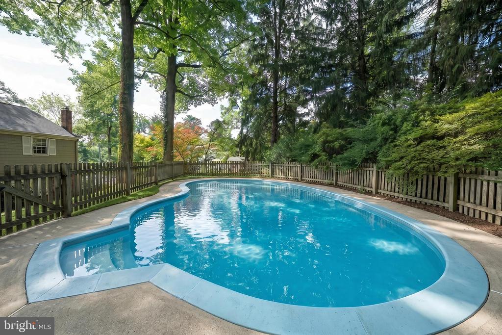 302 EARLES LANE
